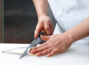 鯖を切る